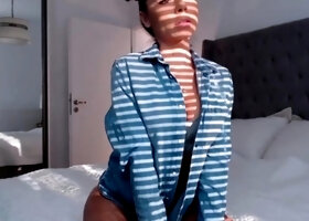 Amateur Webcam Teen Flashes Masturbates