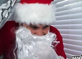 BANGBROS - Christmas Is Early For Kylie Quinn As She Gets Fucked By Her Boyfriend In A Santa Costume