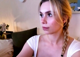 De Hartstochtelijke Camgirl Toont Haar Tieten En Rijdt Op