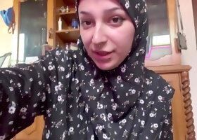 MUSLIM HIJAB PEEING